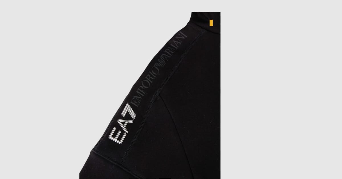 Felpa EA7 chiusa con cappuccio e logo sulla spalla 6DPM18
